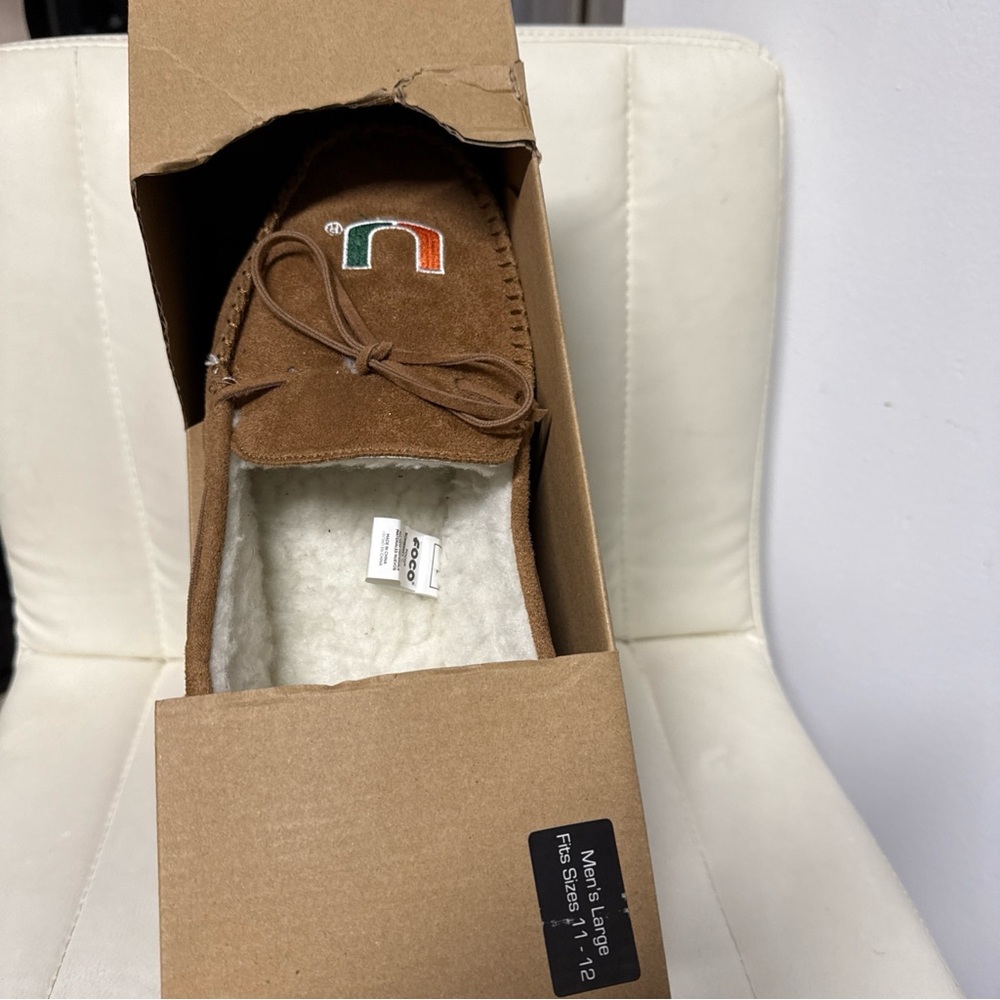 ❌SOLD❌SOLDMen’s Miami Hurricanes Slippers (L) Fits sizes 11-12